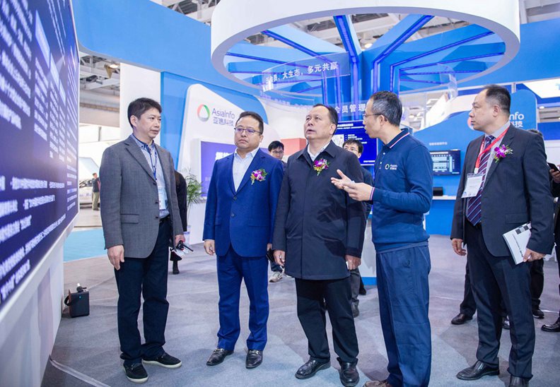 湖南省人大常委会副主任周农，工信部、交通部及湖南省、长沙市与会领导，以及当地交通行业代表和媒体等都莅临pg电子科技展区参观交流。